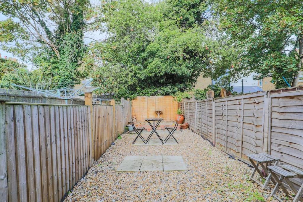 2 Bed Garden Flat Leyton Village Londres Exterior foto